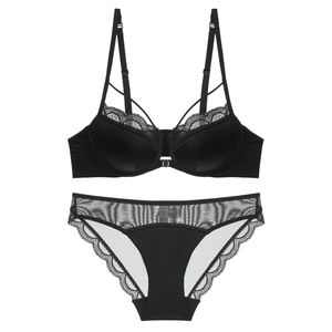 Ensemble lingerie en dentelle noire avec soutien-gorge à agrafe avant et culotte