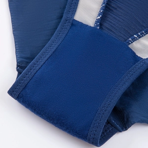Dettaglio intimo blu scuro con tessuto a rete, fodera spessa e cuciture raffinate