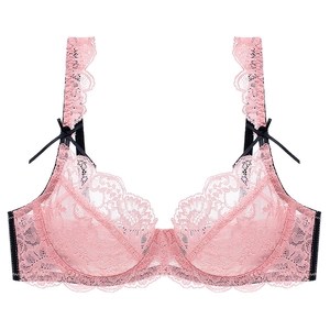 Soutien-gorge en dentelle rose avec nœuds noirs et broderies sur fond blanc neutre