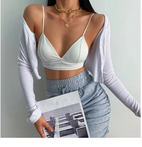 Détail du soutien-gorge triangle français avec gilet côtelé et jupe à cordon de serrage