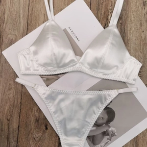 Ensemble lingerie satiné blanc perle style français avec soutien-gorge triangle sans armature