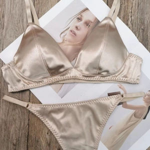 Ensemble de lingerie en satin champagne doré avec soutien-gorge triangle sans armature