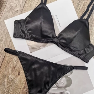 Ensemble lingerie satin noir style français avec soutien-gorge triangle sans armature