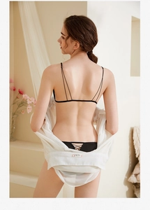 Vue arrière d'un ensemble de lingerie noire avec bretelles fines et lacets au dos