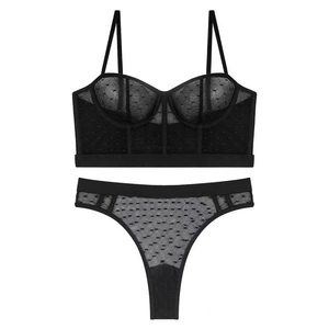 Détail d'un ensemble de lingerie en tulle noir à pois avec soutien-gorge et string