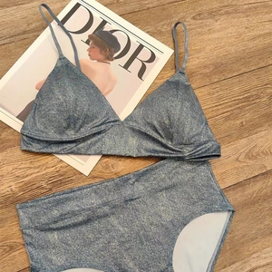 Detalle de conjunto bralette azul púrpura brillante con braga de talle alto sobre madera