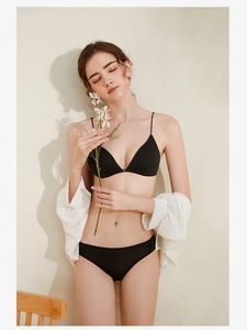 Détail d'un soutien-gorge triangle noir sans armature avec fermeture à l'avant