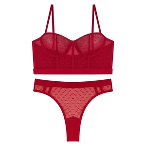 Vue détaillée d'un ensemble de lingerie rouge en maille transparente avec pois et armatures