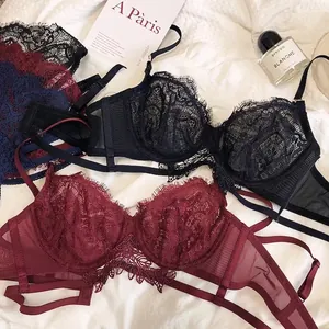 Set lingerie in pizzo rosso e nero con ricami floreali e design francese trasparente