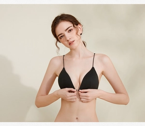 Détail d'un soutien-gorge noir avec fermeture avant, fines bretelles et décolleté en V