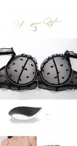 Détails du soutien-gorge en dentelle transparente avec motifs cœurs et armatures souples