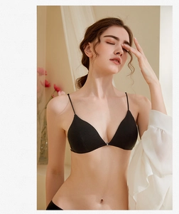Détail d'une bralette noire sans couture avec fermeture avant et fines bretelles