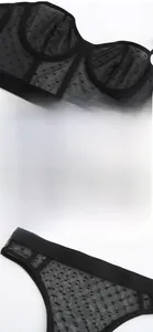 Détail du soutien-gorge noir en maille à pois avec fermeture à 4 rangs et culotte T-back