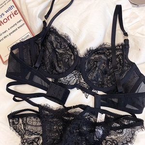 Dettaglio del set lingerie in pizzo nero con ricamo floreale e spalline regolabili