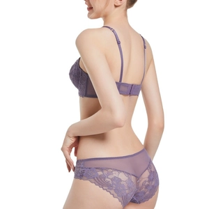 Completo intimo in pizzo viola con reggiseno trasparente e slip coordinati su modella