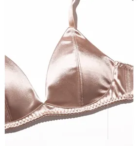 Gros plan détaillé du soutien-gorge sans armature en satin avec bordure en dentelle