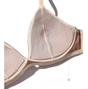 Détail du coussinet ultra-fin 0,3 cm sur soutien-gorge triangle en dentelle sans couture