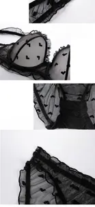 Détail de la dentelle florale noire et du mesh avec motifs de cœurs floqués