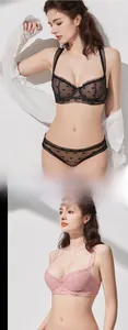 Détail d'un ensemble de lingerie en dentelle avec motifs de cœur et volants