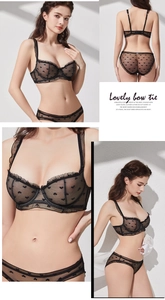 Détails de l'ensemble lingerie en dentelle noire à motif cœur et bords volantés