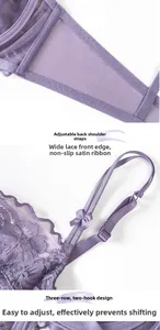 Détail du soutien-gorge en dentelle violette avec bretelles et fermeture à crochets