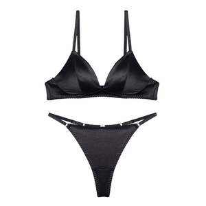 Ensemble lingerie satin noir avec soutien-gorge sans armature et string style français