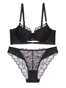 Detailansicht von schwarzem Spitzen-Lingerie-Set mit floralem Muster und Gold-Hardware