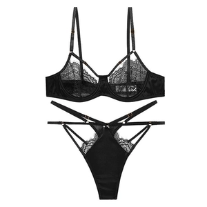Détail de la dentelle cils noire et du tissu satiné sur cet ensemble de lingerie