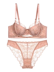 Detail von roségoldenem Spitzen-Dessous-Set mit Metallring und Blumenstruktur