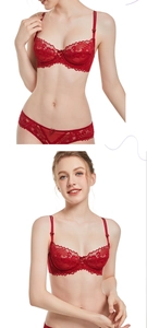 Vue détaillée d'un ensemble de lingerie en dentelle rouge avec soutien-gorge armatures
