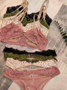 Detailopname van kanten lingeriesets in vier kleuren met bloemenborduurwerk en mesh
