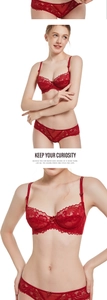 Détails d'un ensemble de lingerie en dentelle rouge avec nœud et tissu semi-transparent