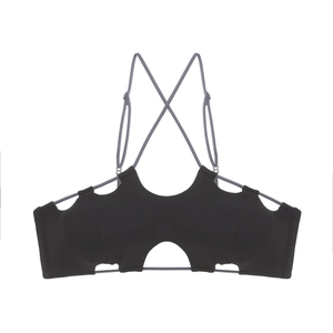 Détail du soutien-gorge français sans armature avec découpes laser et bretelles grises