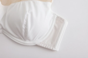 Détail d'un soutien-gorge blanc sans couture avec tissu lisse et empiècement résille
