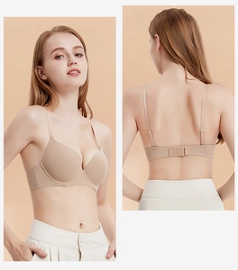 Vue détaillée du soutien-gorge beige sans couture avec bretelles et agrafage triple