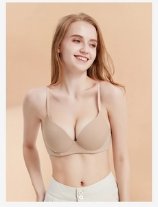 Gros plan du soutien-gorge beige sans couture avec bretelles réglables pour un look pur