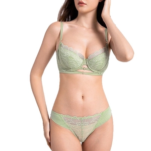 Dessous-Set aus hellgrüner floraler Spitze mit Bügel-BH und passendem Slip für Damen