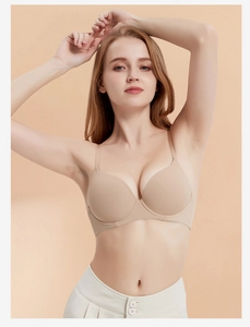 Détail de soutien-gorge push-up sans couture beige avec bretelles réglables et bords lisses
