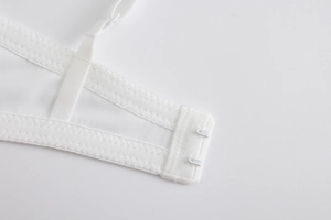 Détail du dos de soutien-gorge en résille blanche avec agrafage double et bretelles