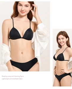 Detail eines nahtlosen schwarzen BH-Sets mit schmalen Trägern und Frontverschluss
