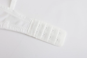 Détail de l'attache dorsale blanche avec agrafes à quatre rangées et tissu doux