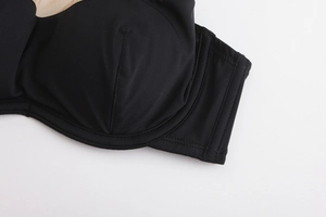 Vue détaillée du tissu noir lisse avec mesh nude et coutures de précision pour soutien-gorge