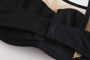 Détail de soutien-gorge sans couture en mesh noir avec fermeture à crochets et bretelle