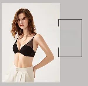 Détail d'un soutien-gorge en résille noire sans armatures avec fines bretelles et bonnets
