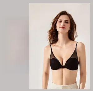Détail du soutien-gorge triangle noir sans coutures avec tulle et fines bretelles