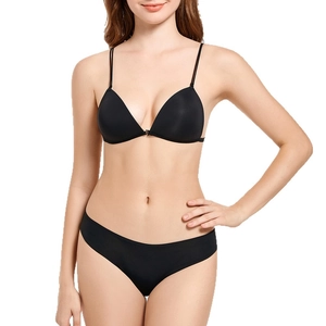 Französisches nahtloses schwarzes Lingerie-Set mit Frontverschluss-BH und Slip am Model