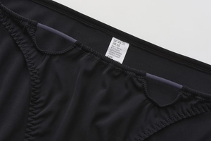 Detailansicht des glatten Nylon-Spandex-Gewebes und 100 % Baumwoll-Schrittfutters der schwarzen Slip