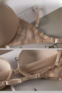 Détail du dos en maille nude avec boucle à une rangée et réglages multi-positions