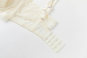 Détail de la fermeture lingerie en dentelle avec quatre rangées d'agrafes réglables