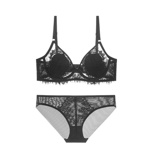 Ensemble lingerie en dentelle noire avec bordure cil et détails en maille transparente
